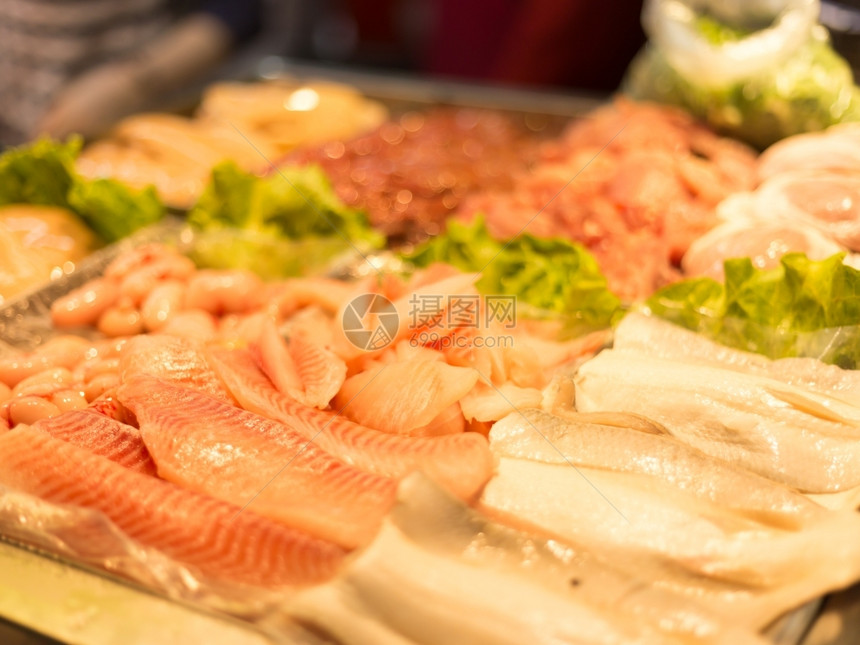 小吃经过文化夜间市场上的生鱼图片