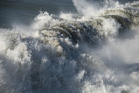 一股强大的波浪冲近意利卡马约尔海滩湿的天气高清图片