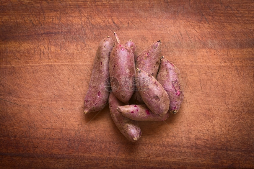 烹饪木板上用自然光照的生紫色甜土豆头片IpomoeaBatatas蔬菜食物图片