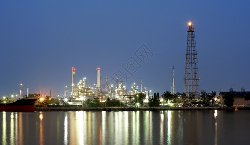 美丽的天空背景炼油厂气体自然污染图片