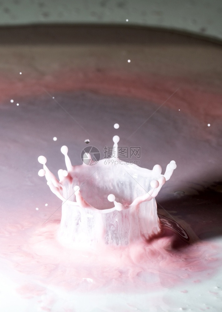 美丽降低粉红酸奶上滴水的皇冠喷洒溅图片
