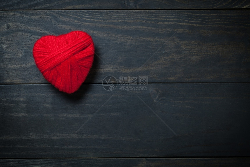 浪漫手工制作的水平白昼背景以红羊毛为心脏由红羊毛制成图片
