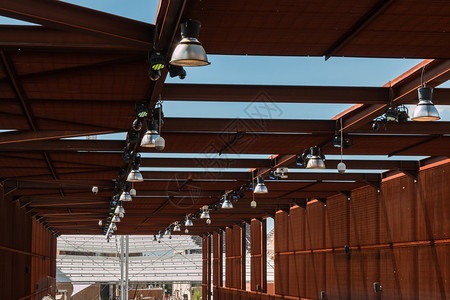 安装行业配有灯泡和卡姆的木制屋顶结构建筑的图片