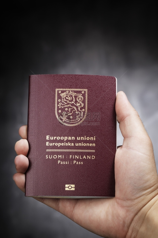 持有芬兰护照的手持护照这是2013年新设计的护照保持国籍图片