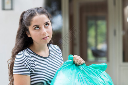 人们FedupTeenageGirl在家吸垃圾美联储环境的图片