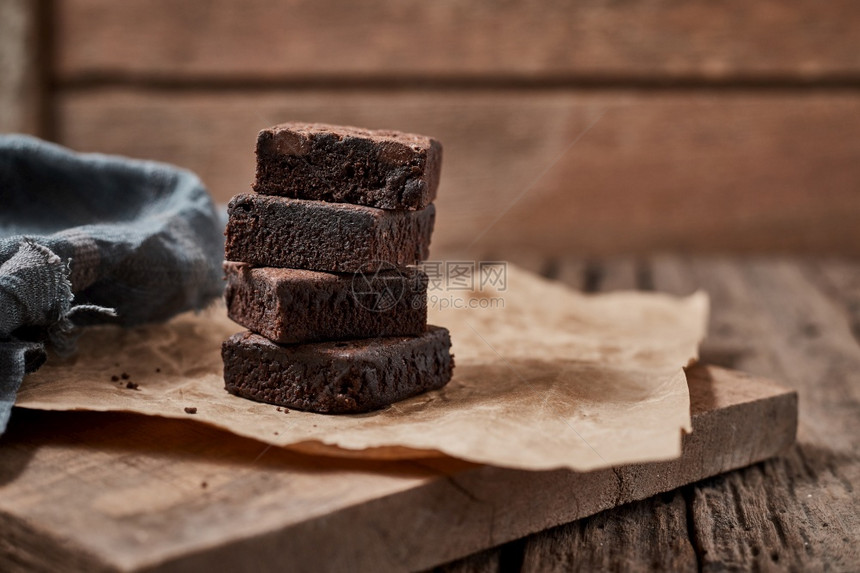 吃小一块自制巧克力布朗尼甜点和美味的图片