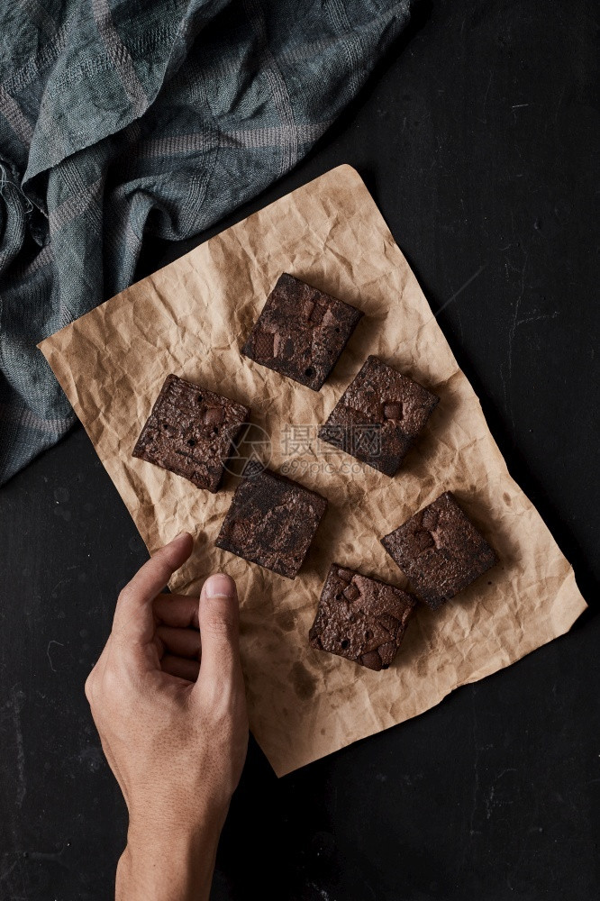 黑暗的一块自制巧克力布朗尼甜点和美食味的图片