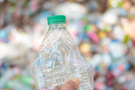 手握显示可回收塑料用于再循环概念利用空的为了瓶子图片
