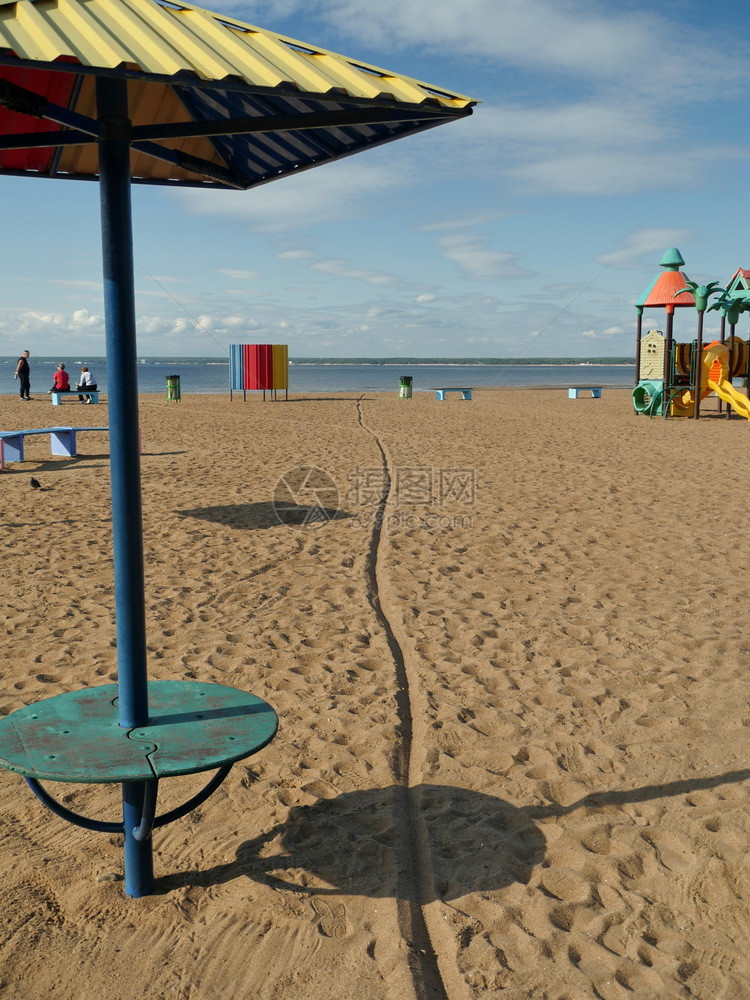 在海滩沙上的自行车足迹飞向远方追踪天旅行图片