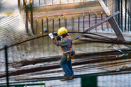工程术语佩莱格里诺意大利圣佩列格里诺名词0982年98工人携带铁线加固混凝土背景图片