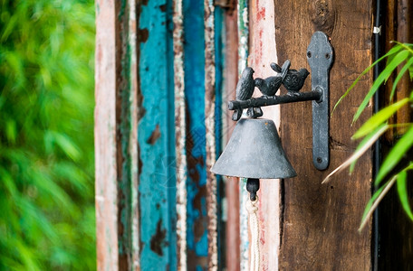门铃声古董钟木门上小鸟的古老环铃声装饰欢迎背景