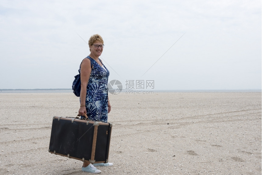 女人在沙滩上行走图片