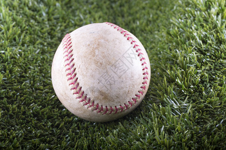 超过合成的在草上闭紧的旧棒球横向图像形水平的图片