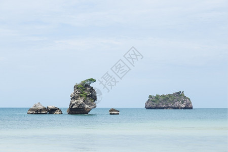 海中央的大岩石背景图片