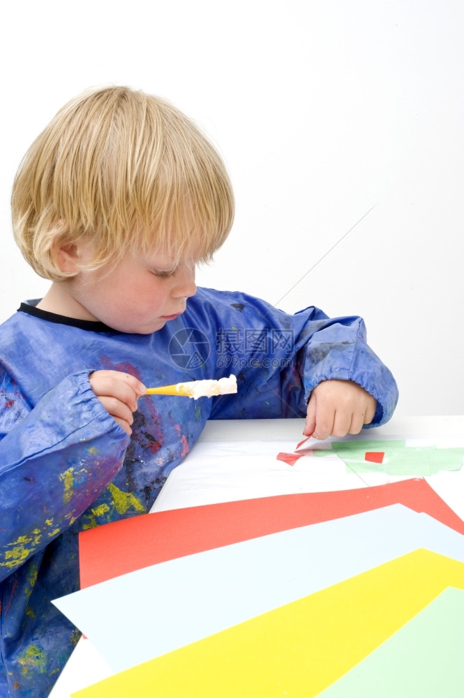 单身的孩子丰富多彩使用胶水刷子彩色纸片儿童烤图片
