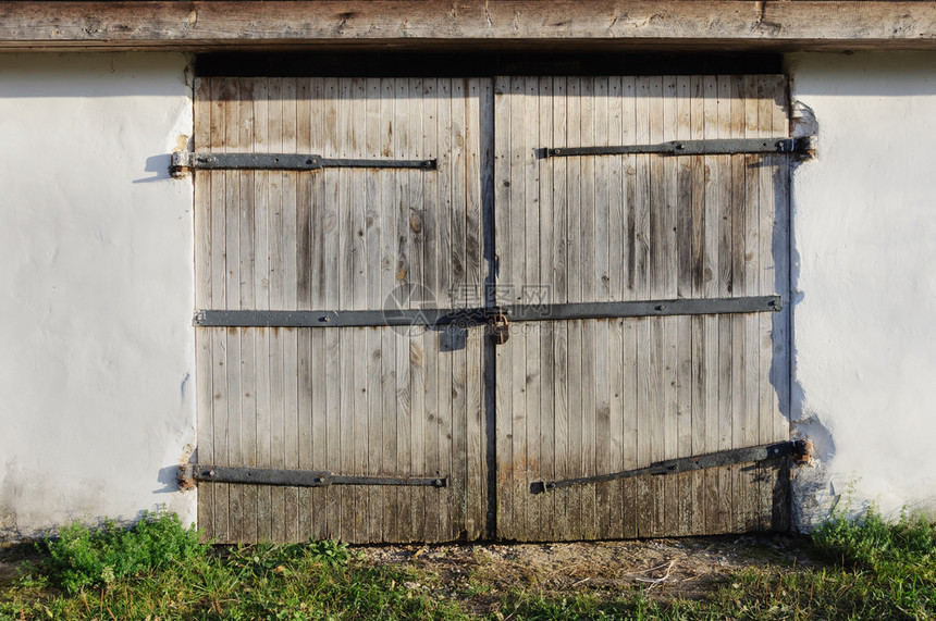 俄罗斯村的旧肮脏没有油漆的木制铁门稳定在俄罗斯村农场锁入口图片