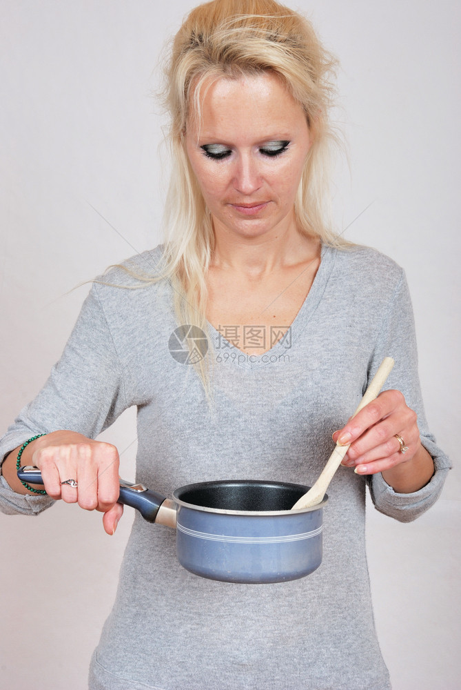 女家庭工作带锅子的女人图片