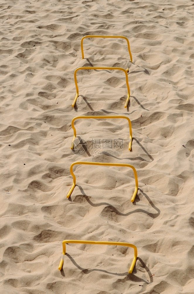 沙滩上的小短径障碍物阳光明亮的在沙海滩上与无人接触的小短径障碍物挑战罗滕贝格晴天图片
