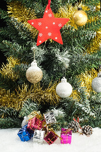 薄片圣诞树闪亮的节球和雪上礼品盒装饰季节图片