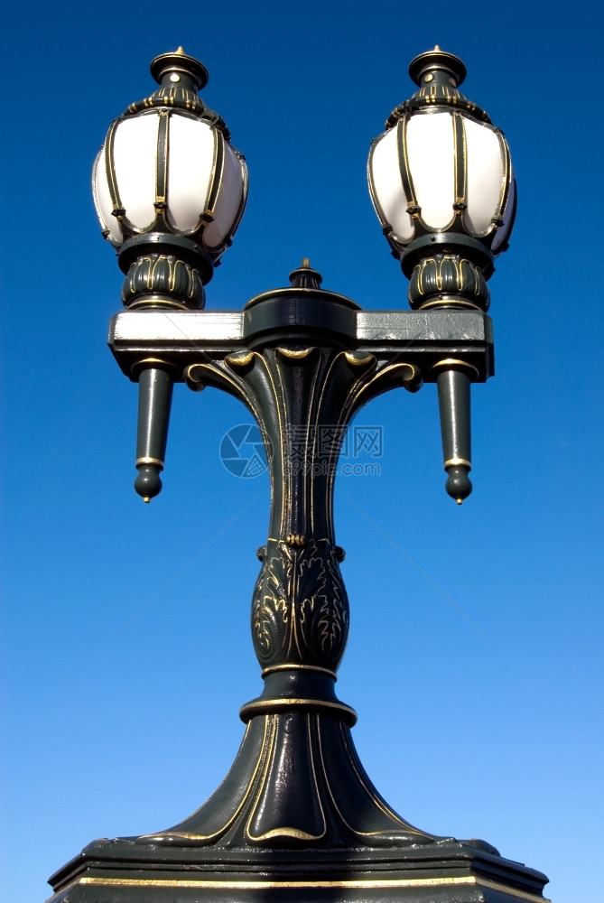 火炬形位于澳大利亚墨尔本市中心城桥的街道灯光柱一种图片