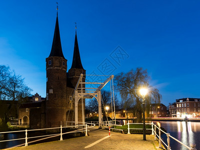 遗迹连接的吊桥2017年3月5日晚上在德尔夫特Delft东门Delft包括一个陆地大门和水由座城墙的遗骨连接起来图片