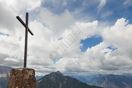 最佳山顶的地风云上方有木质在阿尔卑斯山脉典型的峰顶上云层自然宗教图片