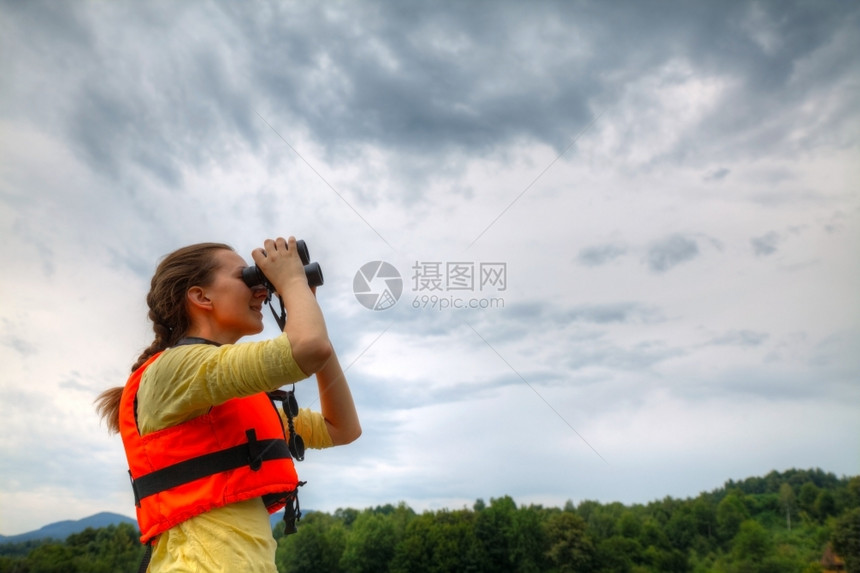 年轻女子透过望远镜仰天空白种人女士眼力图片