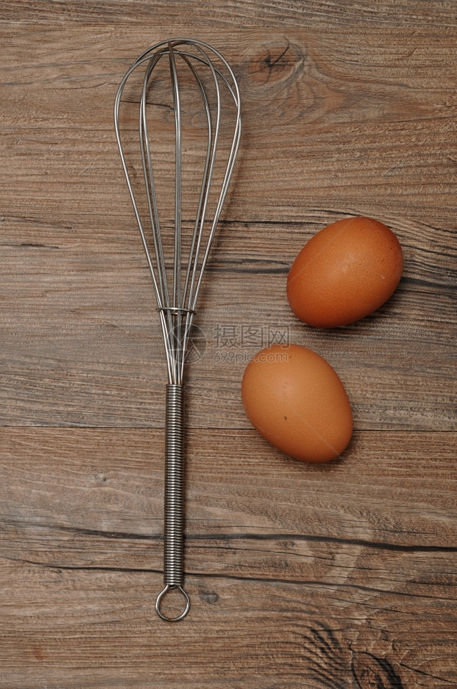 两个鸡蛋和打蛋器图片