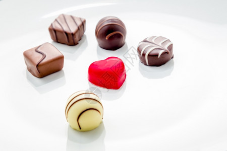 天情人节红心制成巧克力白盘上有奶油甜的图片
