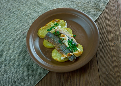 海鲜蔬菜与波罗的海土豆烹饪爱沙尼亚烤火烈剂盘子图片