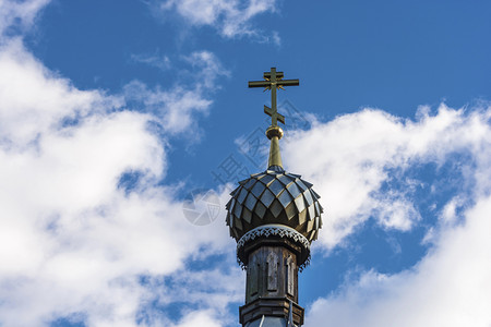 建筑学美丽的东正教堂圆顶在俄罗斯阴云的天空背景上有一个白色的大教堂图片