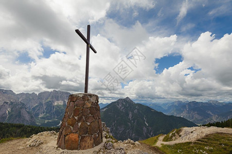 宗教山顶的地风云上方有木质在阿尔卑斯山脉典型的峰顶上云层最佳假期图片
