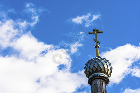 金子美丽的东正教堂圆顶在俄罗斯阴云的天空背景上有一个叉宗教图片