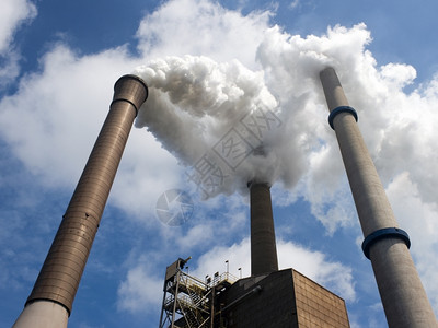 全球的烟雾三个堆释放蒸汽有一个中心点和垂直消散中央图片