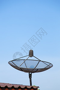 播送卫星天线电视信号接收器安装在屋顶上接待关联图片