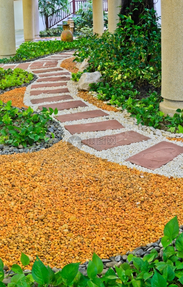 在家庭花园装饰有楼梯的自然石块步行道曲线植物图片