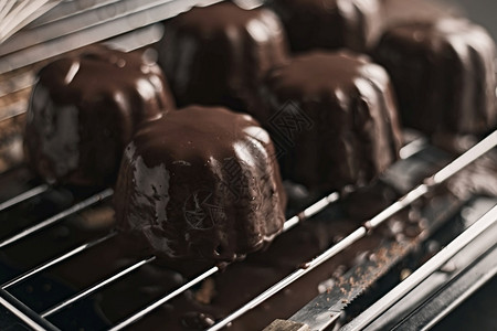 刨冰馅饼深色背景中美味的自制巧克力蛋糕美味的自制巧克力蛋糕黑暗的图片
