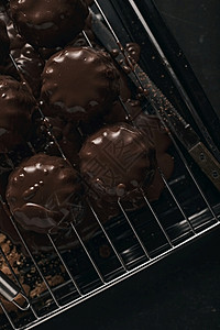 馅饼深色背景中美味的自制巧克力蛋糕美味的自制巧克力蛋糕甜点新鲜的图片