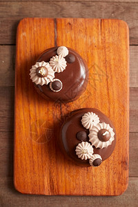 可口食物盘子深色背景中美味的自制巧克力蛋糕美味的自制巧克力蛋糕图片
