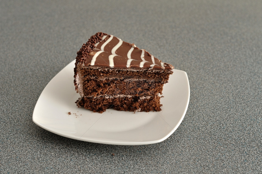 盘子里一块巧克力蛋糕图片