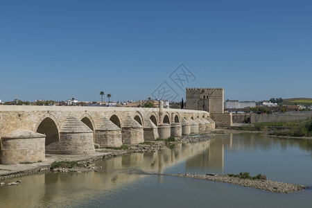 古老的位于西班牙科尔多瓦和阿卢西亚的古老桥城堡蓝色的图片