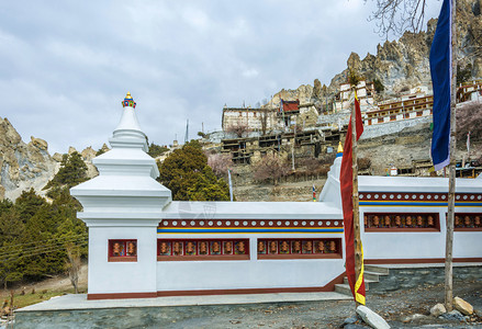 尼泊尔Braka村白墙有旋转的祷鼓村庄美丽咒语图片