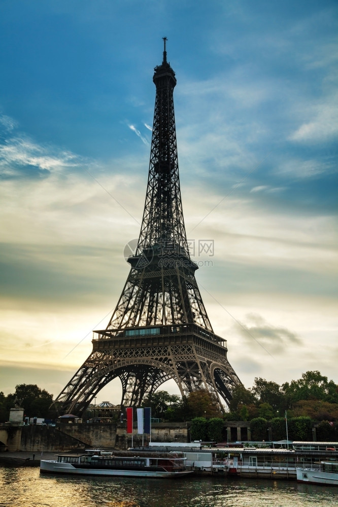 日出河轮廓巴黎市风景与埃菲尔塔在早晨图片