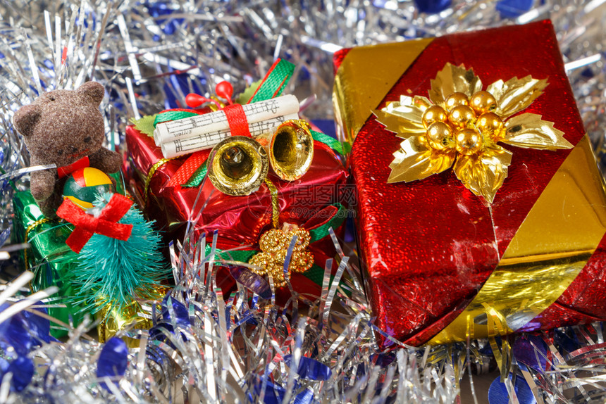 箔闪亮的蓝色和银锡罐的礼物作为圣诞节的装饰品假期图片