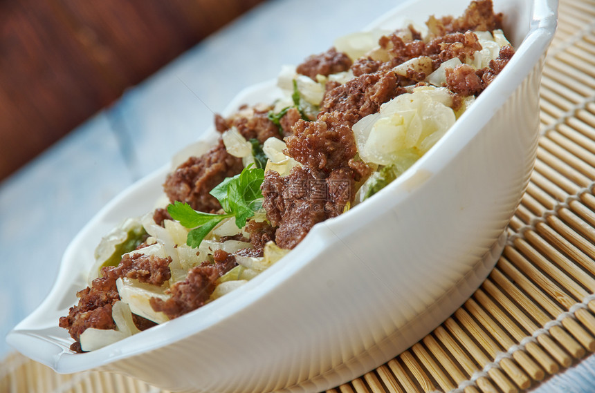 关闭土耳其地面和卷心木机StirFry蔬菜美食可口图片