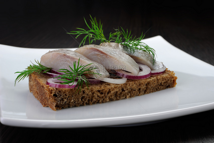 用洋葱在黑麦面包上切成的鱼食物早午餐味道图片