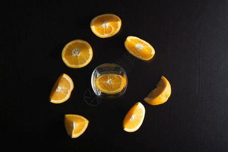 黑色底有玻璃的切橙子甜最佳柑橘图片