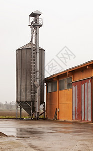 一种农场金属垂直图象靠近棚屋的工业筒仓背景图片