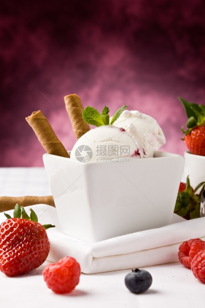 饼干凉爽的草莓冰淇淋和浆果在桌子上相片的美味冰淇淋图片