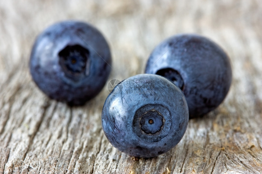 甜点多汁的收成三个蓝莓在旧木本底图片